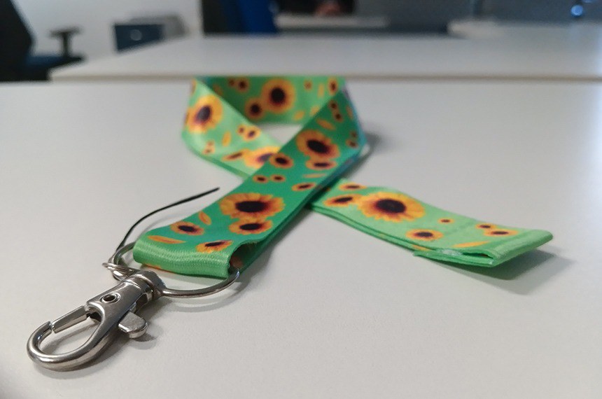 Cordão adornado com girassóis é símbolo internacional para transtorno do espectro autista e deficiências ocultas