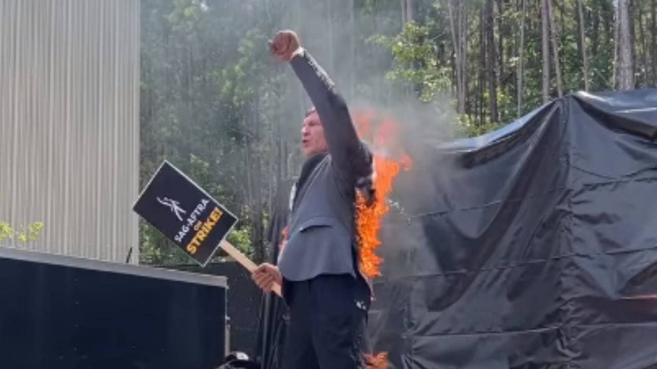 O coordenador de dublês Mike Massa incendiou o próprio corpo em apoio à greve dos atores em Hollywood