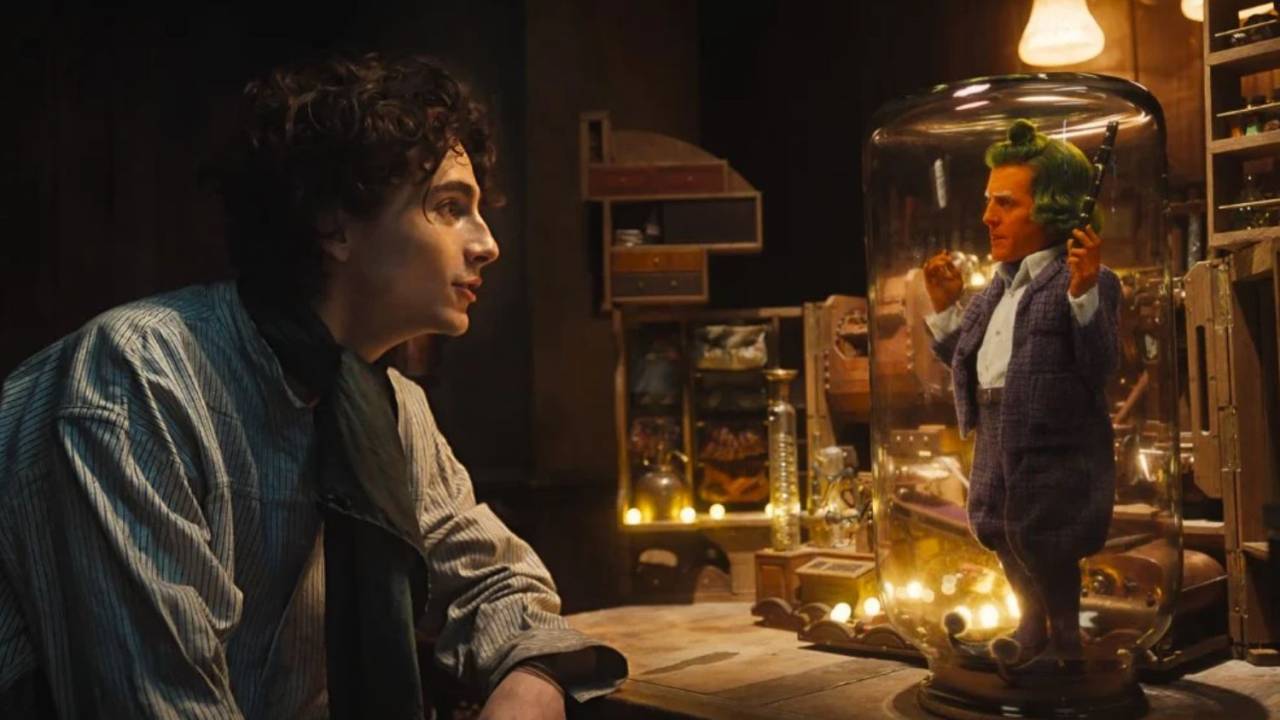 Timothée Chalamet vive a nova versão de Willy Wonka no cinema, acompanhado de Hugh Grunt como Oompa Loompa