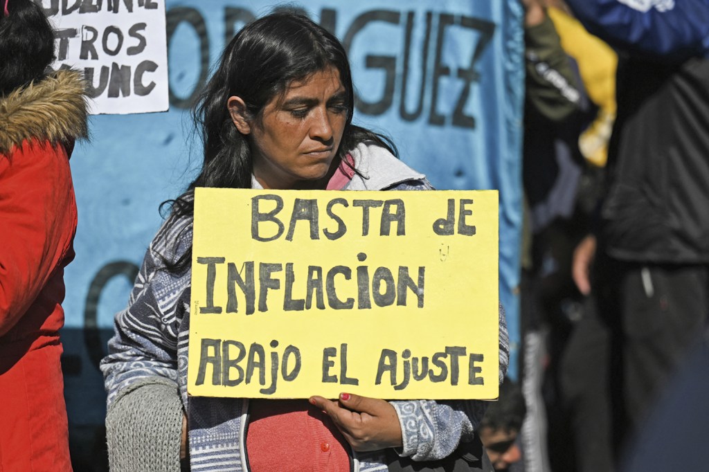 CHEGA DE INFLAÇÃO - Protesto: argentinos amargam preços altos e pobreza