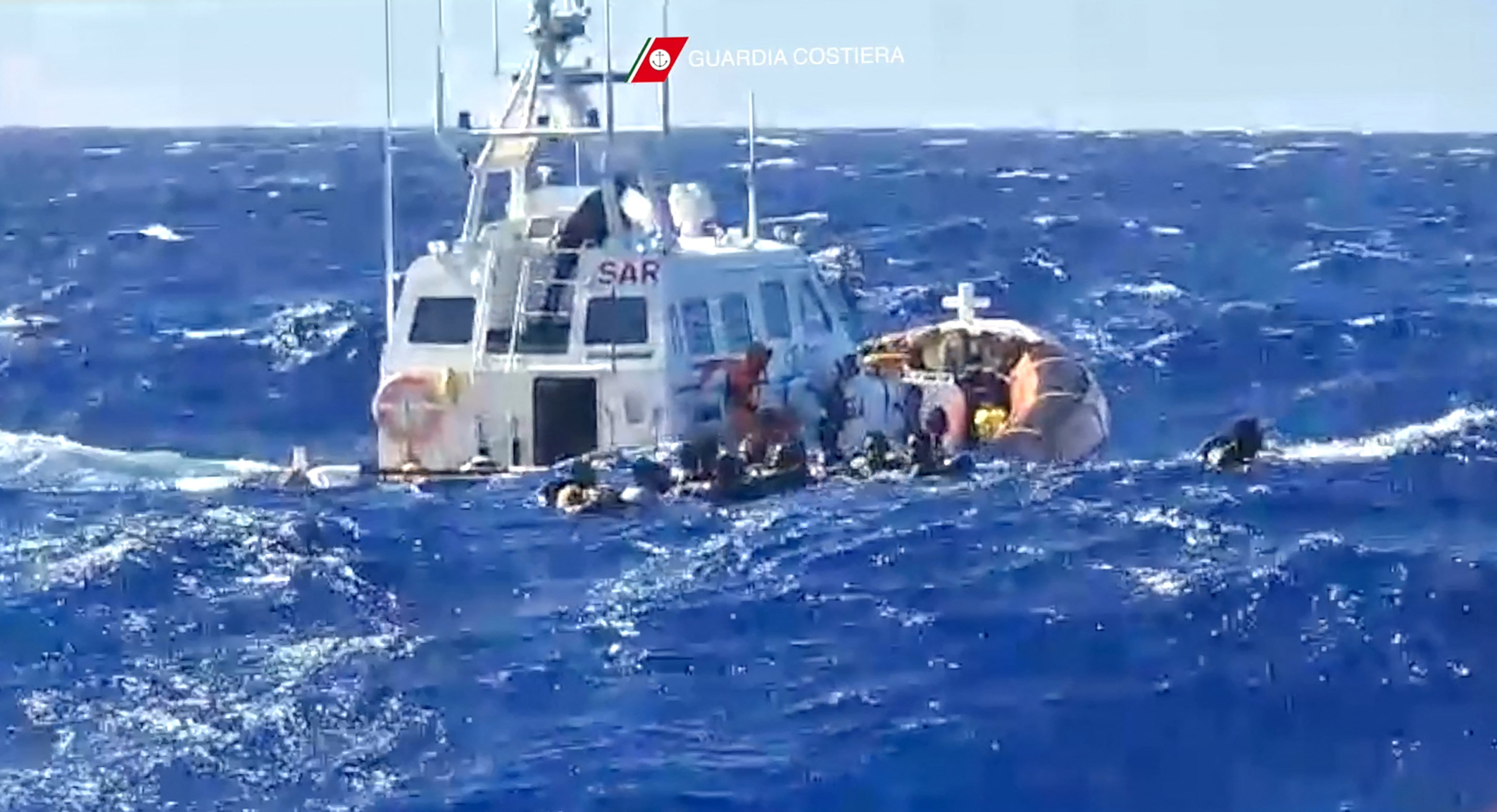 Naufrágio deixa 41 imigrantes mortos na costa da Itália