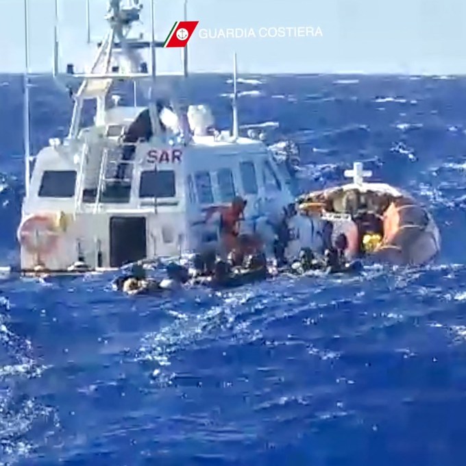 Naufrágio deixa 41 imigrantes mortos na costa da Itália