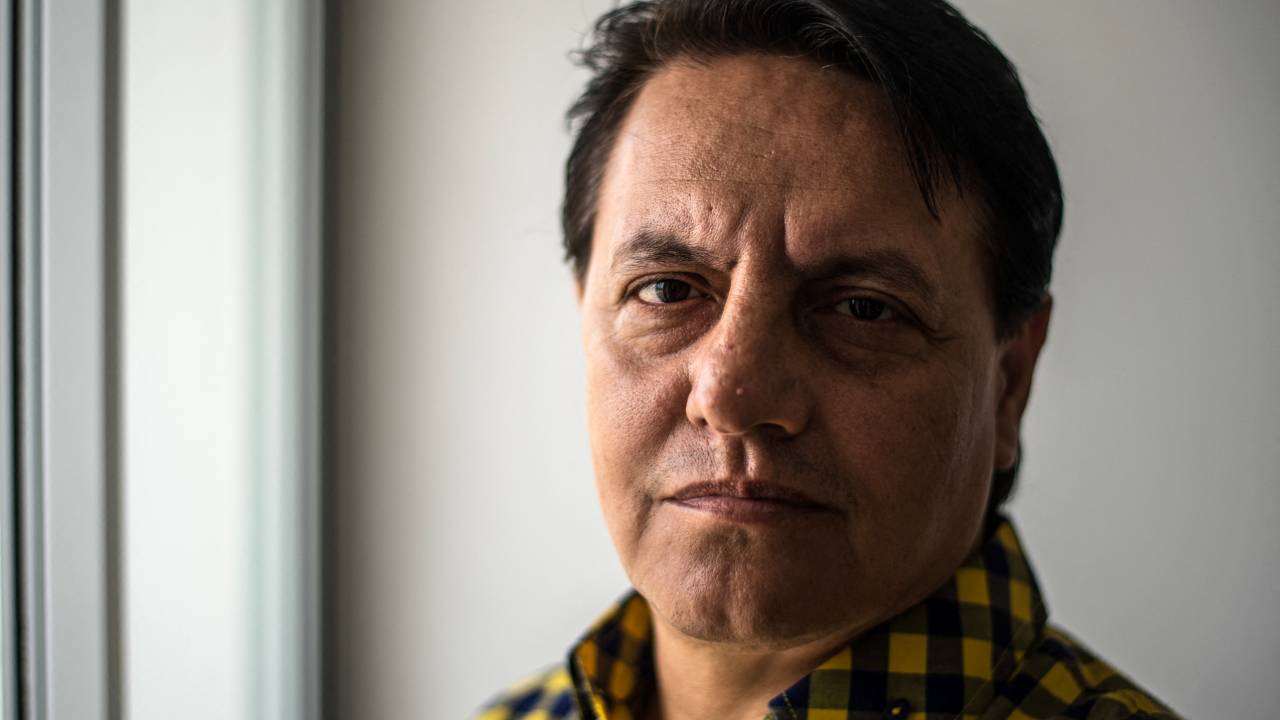 (FILES) Ecuadorian then journalist Fernando Villavicencio poses for a picture in Lima on April 19, 2017. Presidential candidate Fernando Villavicencio was shot to death on August 9, 2023 after a rally in Quito. (Photo by ERNESTO BENAVIDES / AFP)
