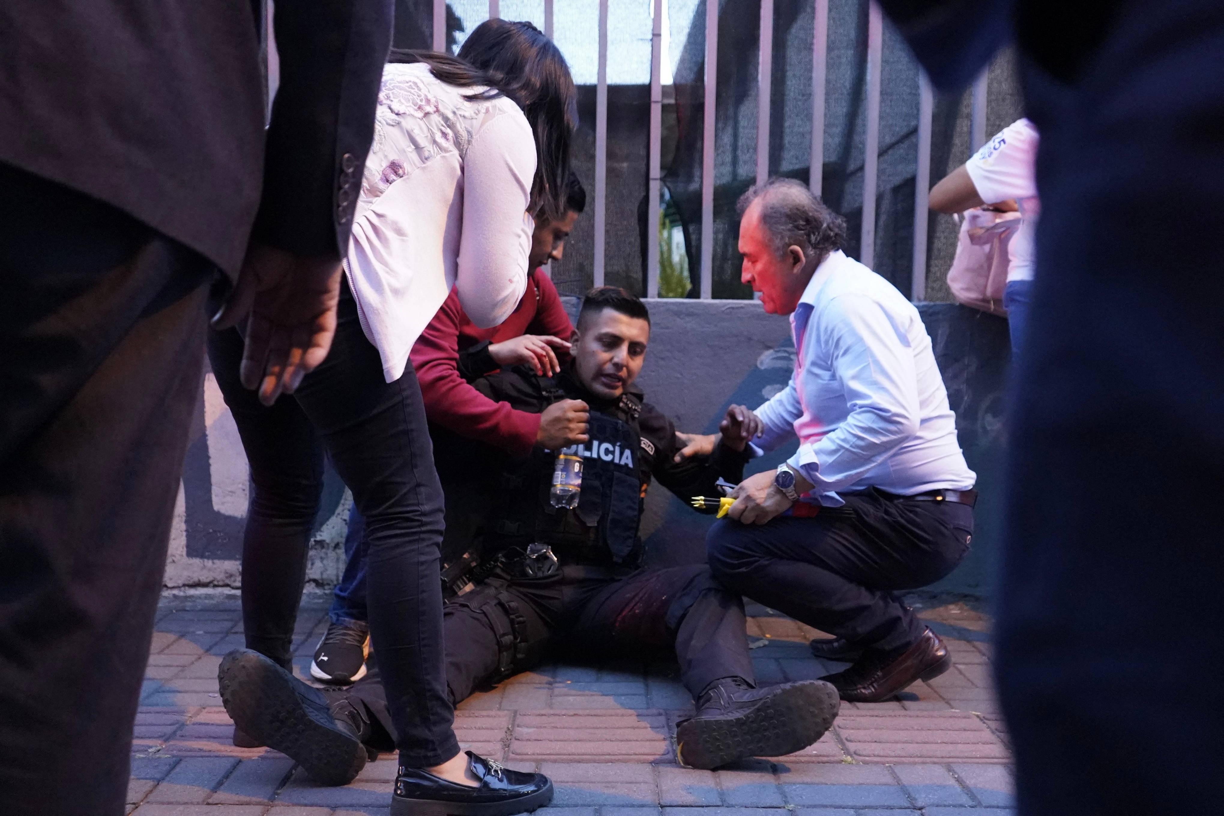 Policial caído após o candidato a presidência do Equador Fernando Villavicencio ser morto a tiros em Quito