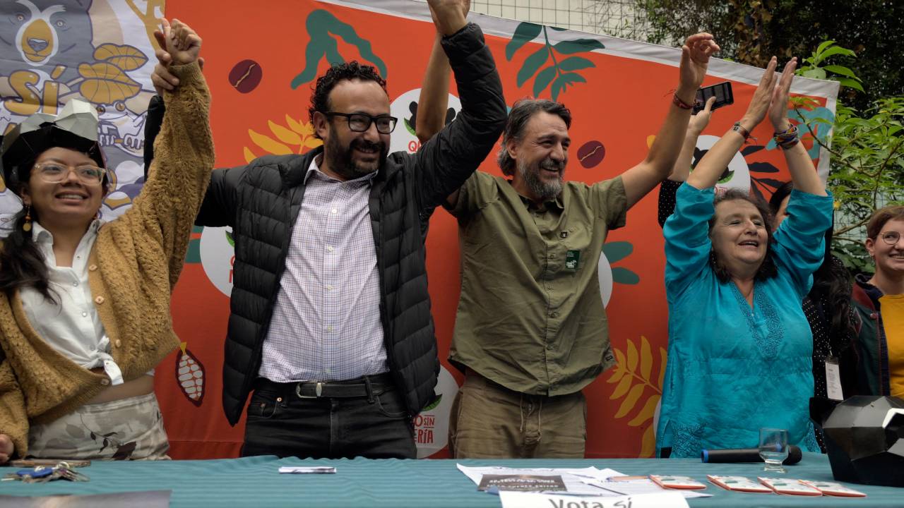 Integrantes do coletivo "Quito Sem Mineração" comemoram suspensão da extração de petróleo no Parque Nacional Yasuní. 21/08/2023