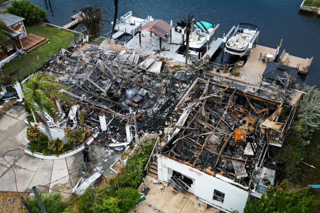 Casas viraram apenas escombros queimados após a explosão de um transformador de energia na comunidade de Signal Cove em Hudson, Flórida, depois que o furacão Idalia atingiu a costa. 30/08/2023 - Casas viraram apenas escombros queimados após a explosão de um transformador de energia na comunidade de Signal Cove em Hudson, Flórida, depois que o furacão Idalia atingiu a costa. 30/08/2023 -