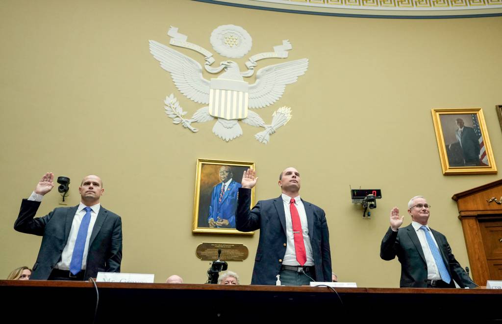 House Hearing Examines The National Security Implications Of Unidentified Anomalous Phenomena DENÚNCIA - Grusch (ao centro): ele alega ter acesso negado a documentos