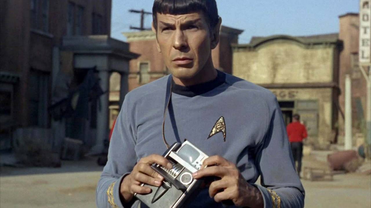 STAR TREK - Tricorder: Spok carrega em mãos um exemplar do equipamento