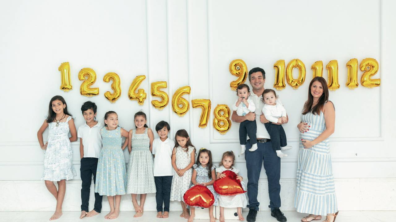 PROLE DIVERSA - Mariana Arasaki, 38 anos, ao lado do marido, Carlos, e dos dez filhos: em setembro chegam mais dois