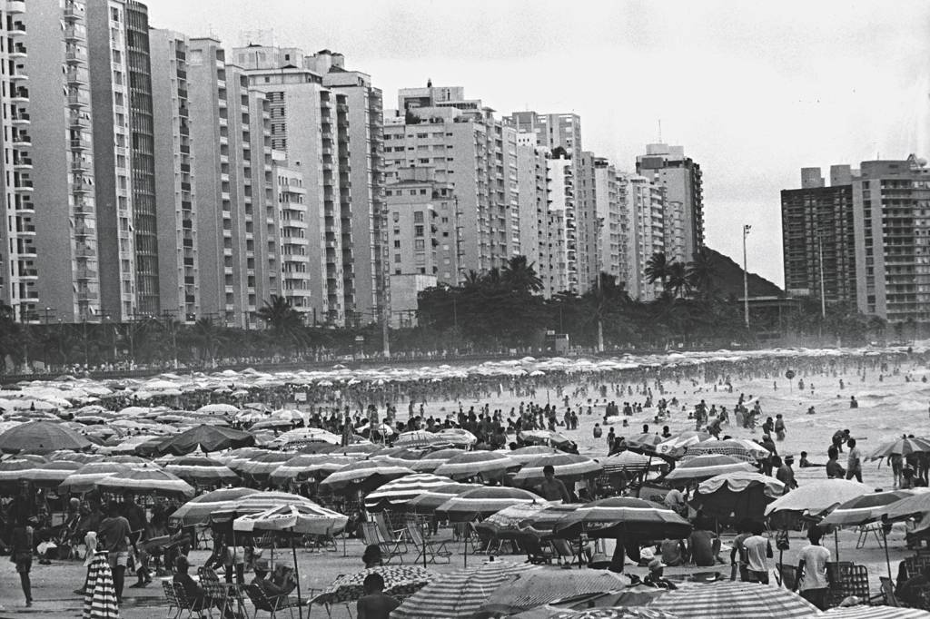24329029-high.jpeg MUDANÇA - Guarujá, na década de 80: badalação e ostentação ficaram no passado