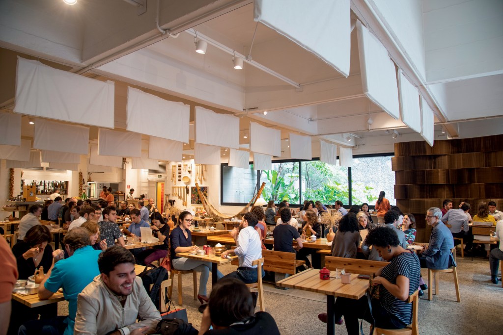 CHEIO - Restaurante em São Paulo: setor de serviços teme aumento de impostos