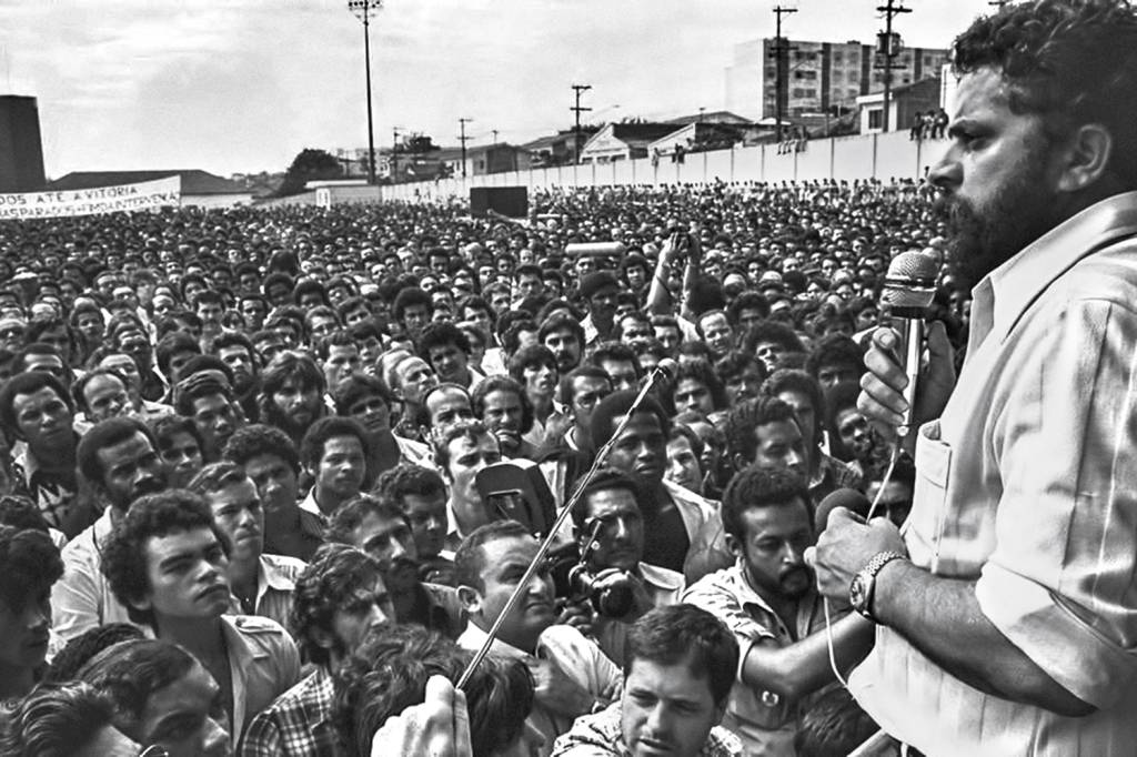 4-LULA-SINDICALISTA-20140905-164616.jpg EM GREVE - Lula discursa para metalúrgicos da Volks em 1979: DNA sindical
