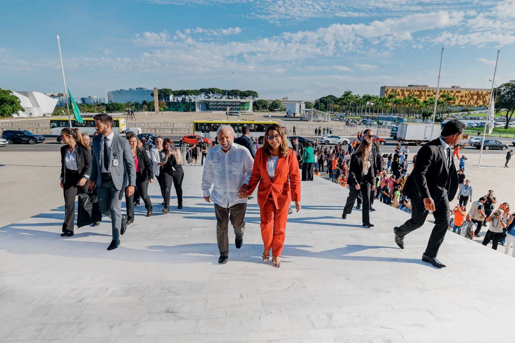 10.05.2023 – Retirada das grades do Palácio do Planalto INUSITADO - Lula e Janja: segurança dividida entre policiais federais e militares