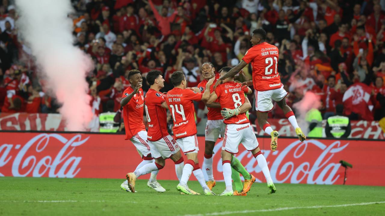 Após sofrer derrota em Buenos Aires, o Inter venceu o River Plate em casa e, nos pênaltis, garantiu vitória e vaga nas quartas da Libertadores -