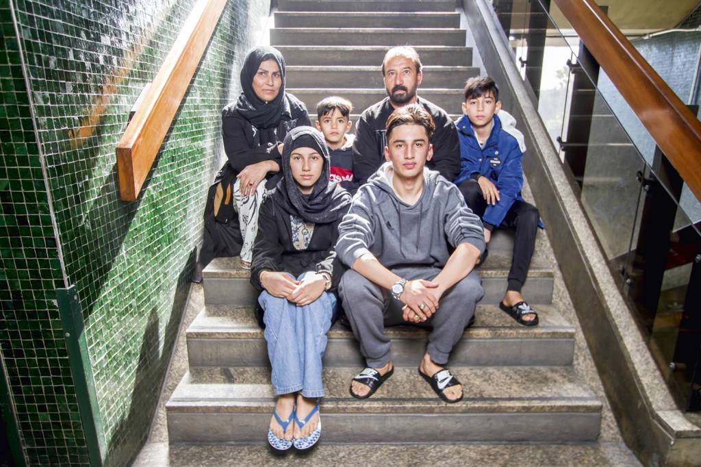 AFEGAOS-009.jpg VIVER SEM MEDO - Por quatro meses, Sayed Sultan, 44 anos, ficou escondido em solo afegão junto da mulher, Gulsom, 40, e dos seis filhos (quatro deles na foto). Visto agora como inimigo de Estado, o militar que lutou ao lado dos Estados Unidos sabia que, se encontrado, seria sentenciado à morte. No Brasil, ele desabafa: “Há muito tempo não me sentia tão leve e livre”