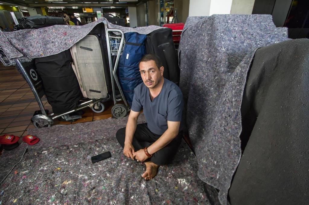 AFEGAOS-014.jpg A DOR DA PERDA - Depois de seu primogênito ser morto pelos militantes afegãos, Ali Hosseini, 49 anos, fugiu para o Irã com a esposa e os três filhos. As caçulas haviam sido proibidas pelo novo regime de estudar. “O Talibã nos roubou nosso filho e nossa vida”, conta ele, ainda à espera de um abrigo no saguão de Guarulhos