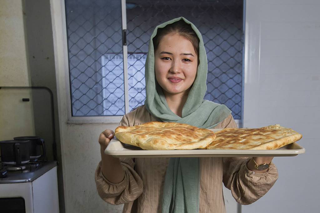AFEGAOS-038.jpg ATRÁS DE UM FUTURO - Depois de um período de solidão em Guarulhos, Sohaila Rasooli, 19 anos, foi acolhida em um abrigo de refugiados em São Paulo, onde prepara receitas de família e começa a se sentir em casa ao lado de conterrâneos. “Meu plano agora é concluir o ensino superior, o que já não podia lá”, diz