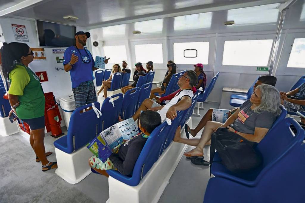 BAHIA-PROJETO-BALEIA-JUBARTE-2023-12.jpg REGRAS - Viajantes a caminho dos bichos: contatos até 100 metros de distância