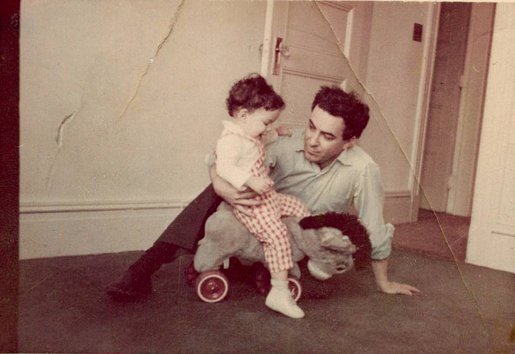 BOX Foto Bebel e João 1968.jpg PAI E FILHA - Carinho: Bebel em 1968, aos 2 anos, brincando com João Gilberto