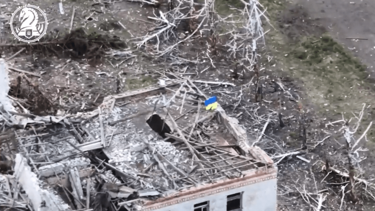 Bandeira nacional ucraniana foi hasteada no assentamento de Robotyne em batalha com a Rússia no front sul da guerra. 28/08/2023 -