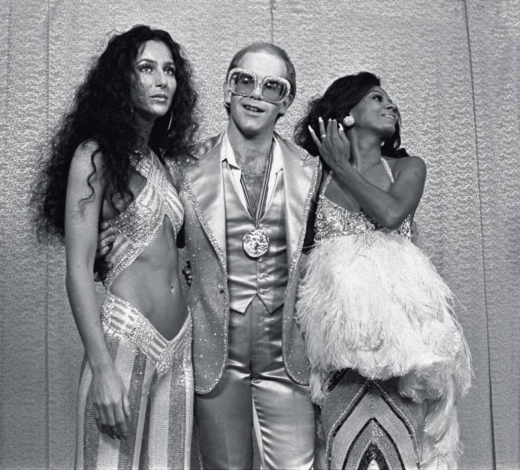Mark Sullivan 70’s Rock Archive SEM AMARRAS - Elton John, entre Cher (à esq.) e Diana Ross: o astro pop rompeu a barreira de gênero