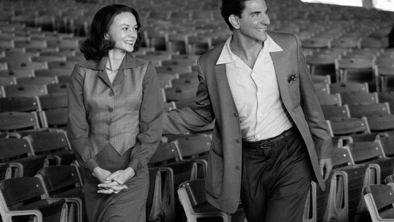 Carey Mulligan e Bradley Cooper como Leonard Bernstein no filme 'Maestro' -