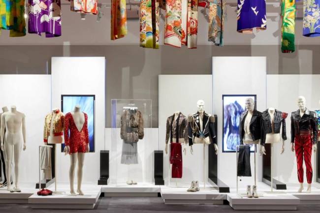 Design sem nome (10) Figurinos vestidos por Freddie em exibição na casa de leilões Sotheby's