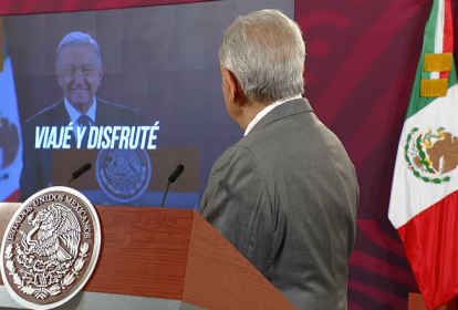 O presidente do México, Andrés Manuel López Obrador, assiste vídeo criado por Inteligência Artificial, durante coletiva de imprensa. 04/08/2023