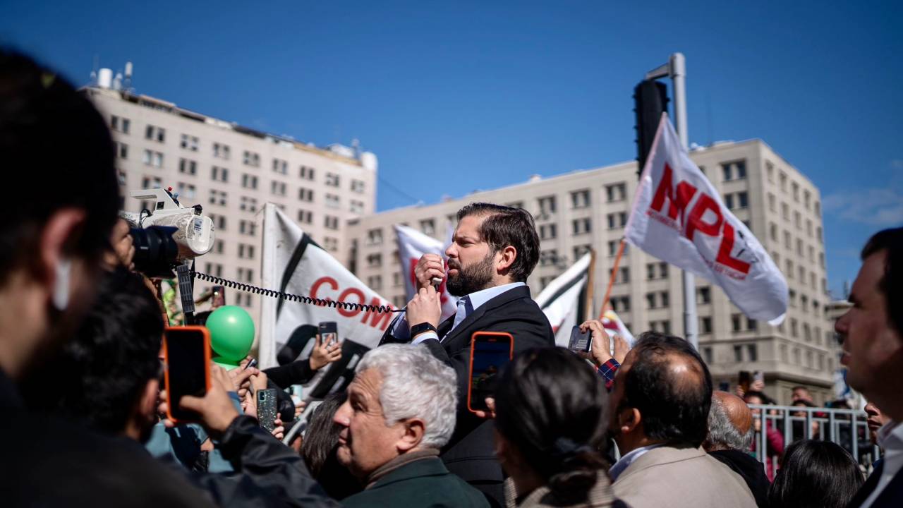 O presidente do Chile, Gabriel Boric, discurso em protesto em frente ao Palácio de La Moneda, em Santiago. 10/08/2023