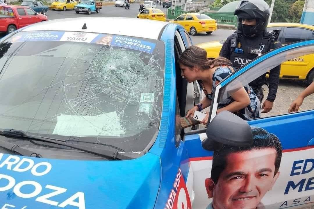 Candidata a deputada Estefany Puente estava em seu carro, acompanhada do pai e um colaborador, quando foi interceptada por dois homens desconhecidos que atiraram contra o para-brisa, do lado do motorista. 11/08/2023 -