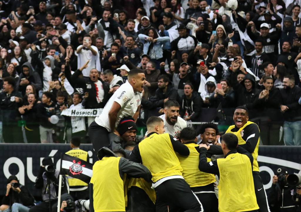 De olho em clássico, Corinthians vence o Coritiba e mantém invencibilidade