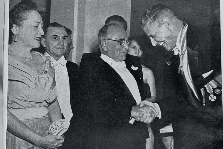 FOTO GETÚLIO VARGAS NO COPACABANA PALACE 2.jpg PODER NOS SALÕES - Getúlio celebra sua posse com jantar de gala, em 1951: tempos áureos do Copa