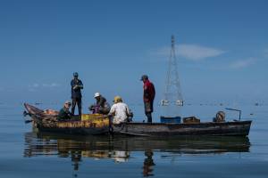 Pescadores percorrem o Lago de Maracaibo na altura de Cabimas,  no interior da Venezuela