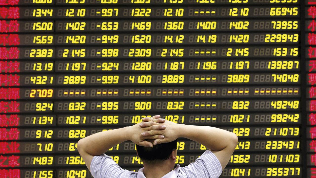 PARA BAIXO - Investidor acompanha o mercado financeiro na Ásia: a expansão do PIB mais fraca em cinco décadas