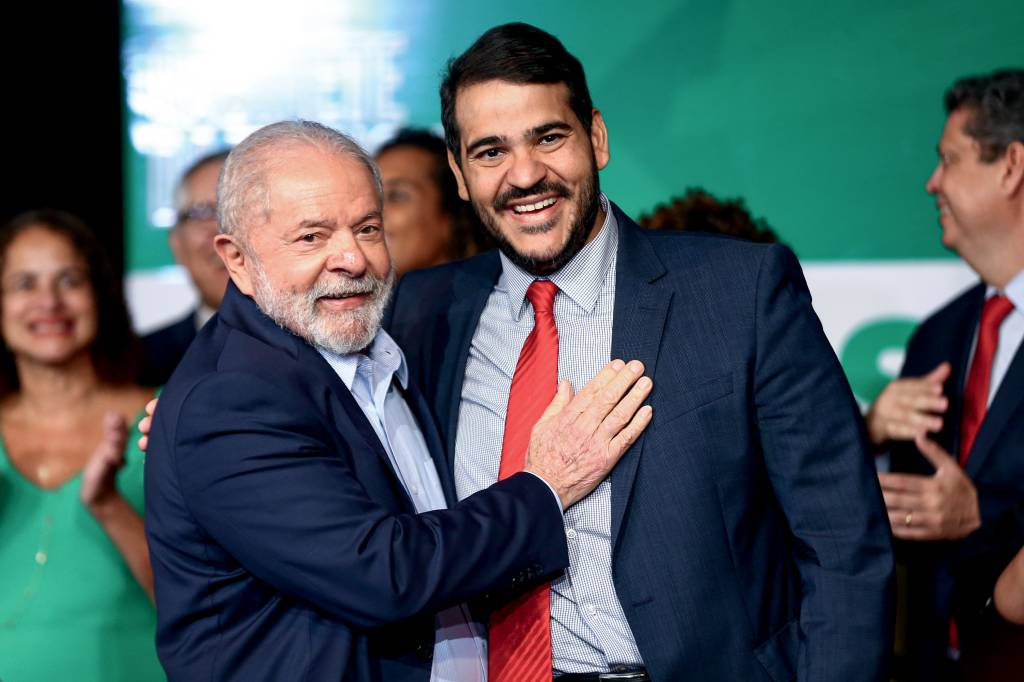 O presidente eleito, Luiz Inácio Lula da Silva, e o futuro ministro da Advocacia-Geral da União, Jorge Messias, durante anúncio de novos ministros que comporão o governo. “PRATA DA CASA” - Jorge Messias: apoios de lideranças do PT e boa aceitação de parlamentares da bancada evangélica