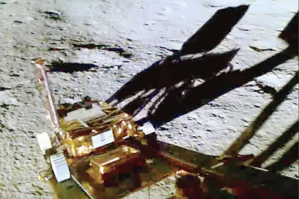 MENOR-ROVER-DESCENDO-RAMPA-DA-NAVE-2098.JPG GRANDE PASSO - O robô na superfície lunar: achados de oxigênio e enxofre