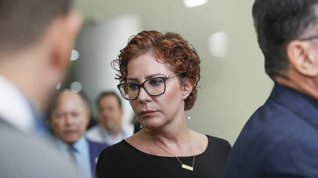ACUADA - Carla Zambelli: acusada no Supremo, investigada pela PF e denunciada por colegas na Câmara