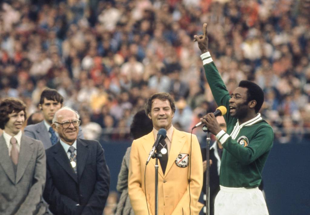 Pelé na festa de despedida do Cosmos. “LOVE, LOVE, LOVE” - A despedida de Pelé no Cosmos, em 1977: mito