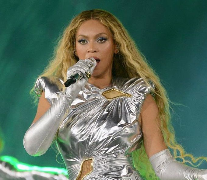 Beyoncé, Rihanna, Shakira, U2: Paes lança ‘apostas’ para grande show deste ano em Copacabana