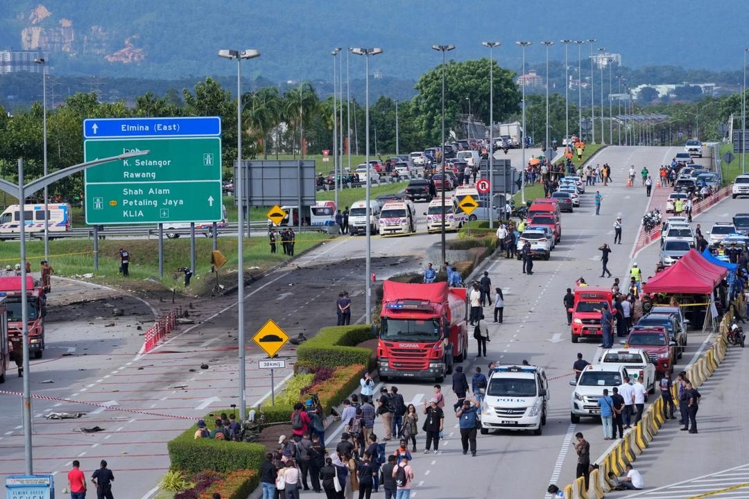 Autoridades recolhem os destroços e restos mortais do local em que um avião caiu em uma rodovia em Kuala Lumpur, na Malásia. 17/08/2023 -