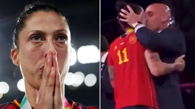 Momento do beijo de Luis Rubiales na meio-campista Jennifer Hermoso. 20/08/2023 -