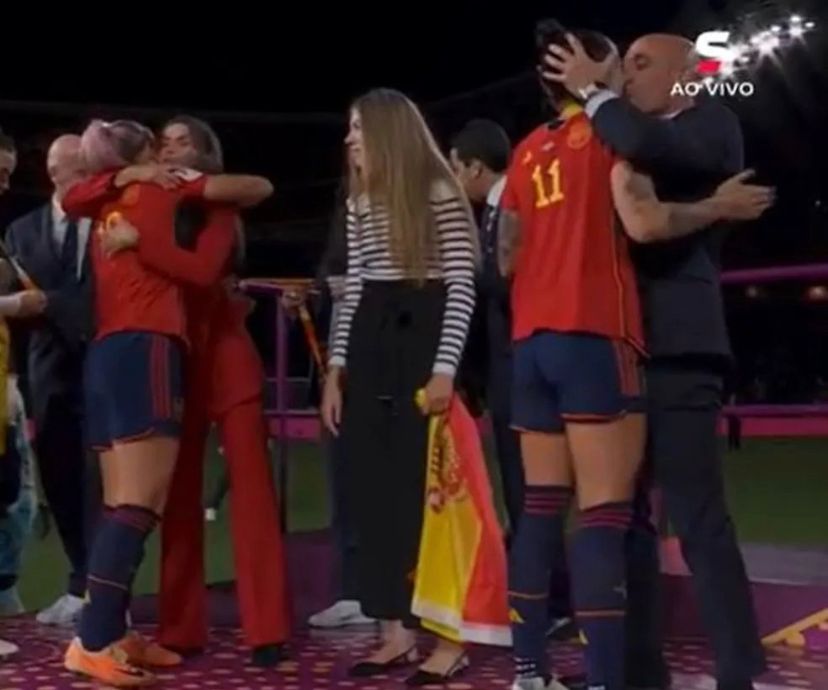 Jogadora beijada à força na Copa do Mundo fala pela primeira vez