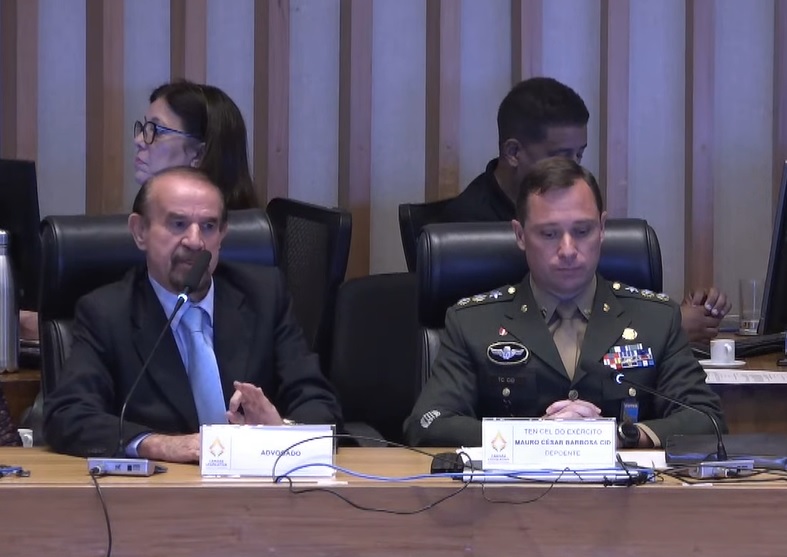 O advogado Cezar Bitencourt e o tenente-coronel Mauro Cid, durante depoimento à CPI dos Atos Antidemocráticos da Câmara Legislativa do Distrito Federal, nesta quinta-feira
