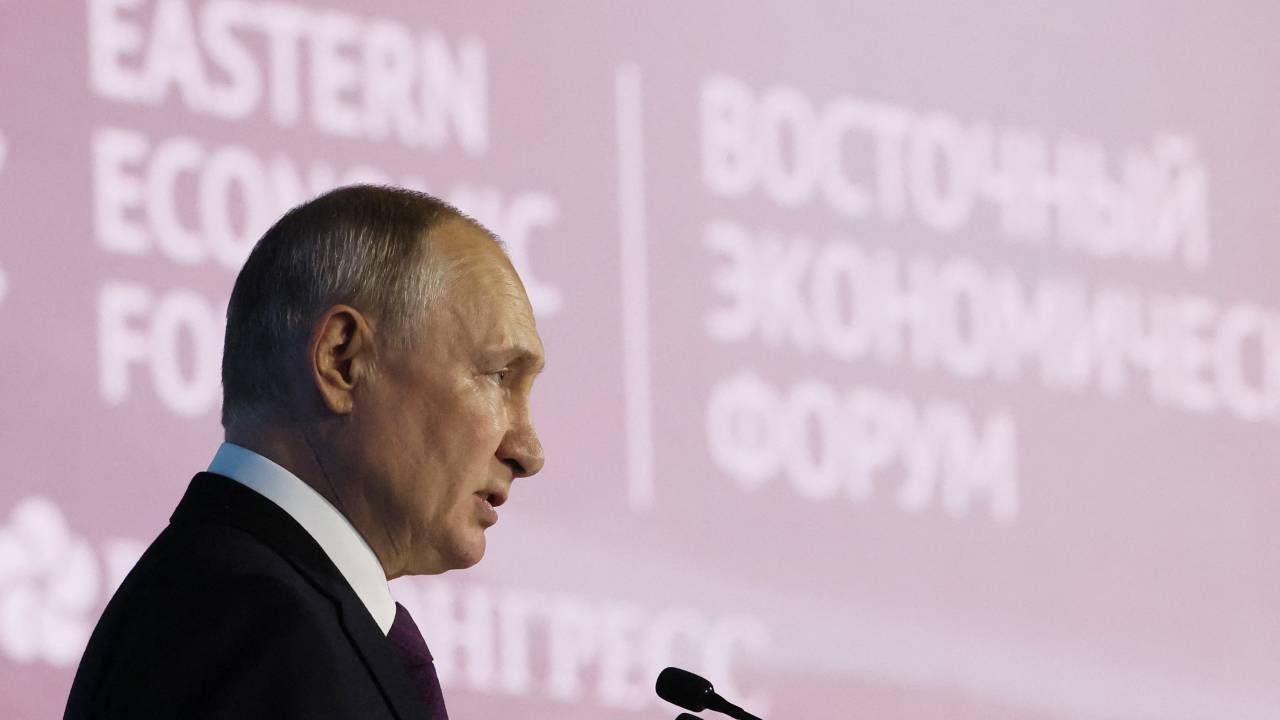 O presidente da Rússia, Vladimir Putin, dirige-se ao público durante o Fórum Econômico Oriental em Vladivostok, no dia 12 de setembro de 2023.