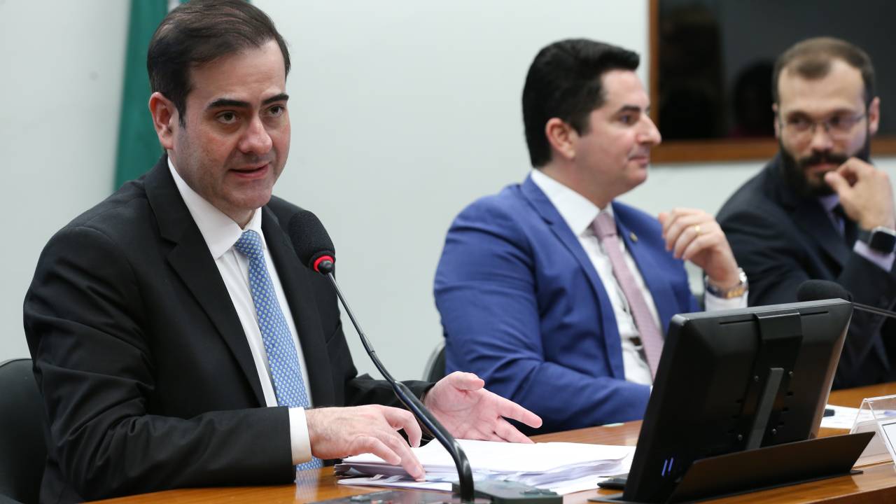 Relator da CPI das lojas Americanas deputado, Carlos Chiodini, ler seu relatório na comissão.