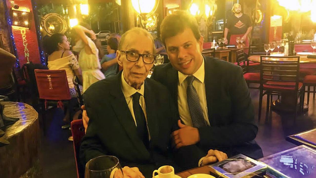 AMIZADE QUESTIONADA - Miranda (à dir.) e o gênio da bossa nova: relação controversa aproximou o defensor da família