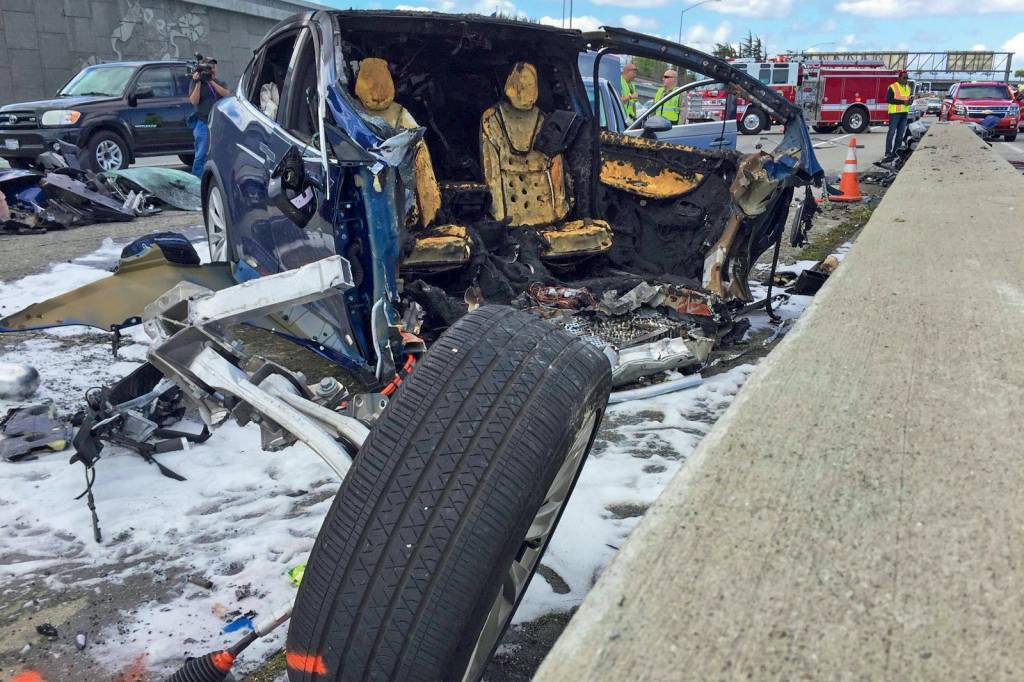 2 – tesla-model-x-mountain-view-fatal-crash.jpg SUB JUDICE - Acidente da Tesla: tecnologia no banco dos réus