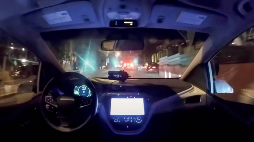 3 – vista-passageiro-taxi-autonomo.jpg ROBÔ - Automóvel roda sozinho: contato humano só a distância