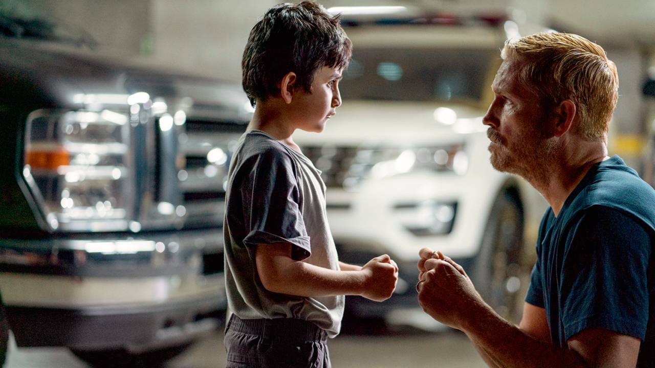 FENÔMENO - O pequeno Miguel (Lucás Ávila) e o herói Ballard (Jim Caviezel): alerta contra a pedofilia e teorias conspiratórias