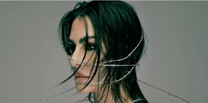 A estranha maneira de Cleo divulgar seu primeiro álbum musical